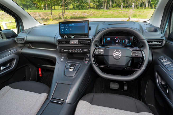 以前は素焼きの陶器のような質感の樹脂で覆われていたダッシュボードは普通のシボ仕上げに変わり、助手席前方の飾りベルトもなくなってしまった。