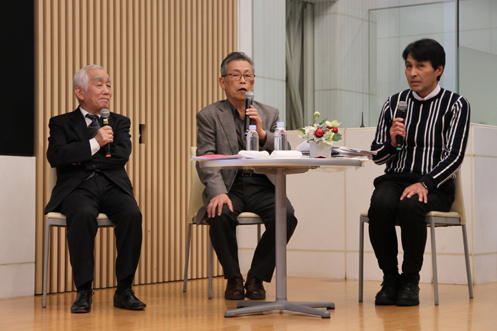 次いで行われたこの日最後のトークショーのゲストは、「N360」のデザインを担当したホンダOB。宮智英之助氏（中央）は1960年にホンダに入社し、N360ではエクステリアデザインを担当。青戸 務氏（左）は1966年に入社し、やはりN360のエクステリアデザインに関わった。N360のデザイン実務に関する話から、当時のホンダのデザイン環境、そして本田宗一郎氏の人となりに至るまで、貴重で興味深いエピソードをたっぷり披露してくれた。