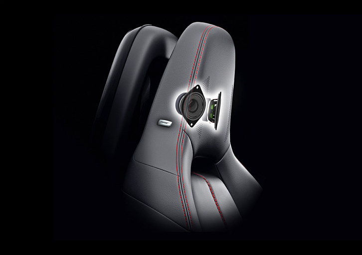 「プレミアムシリーズ」は従来のボーズの製品づくりを継承するものだが、たゆまぬ革新も。好例は新型「マツダ・ロードスター」のヘッドレストで、スピーカーを各2個内蔵する。走行中のノイズでかき消されてしまう音楽信号を、オープン時、クローズ時、それぞれの状態で自動補正するシステムを採用している。