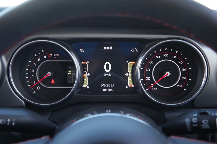 メーターパネルは2眼式。中央には液晶のマルチインフォメーションディスプレイがレイアウトされる。