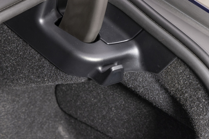 トランクリッドのヒンジ部分にコンビニフックが備わっている。あると便利な装備品だ。