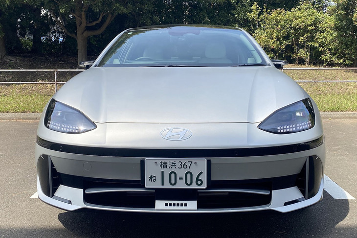 フロントフェイスも個性的な「アイオニック6」。同モデルは日本市場に正式導入されていないが、ヒョンデの日本法人には試験的に輸入したオーストラリア仕様のナンバー付き車両があり、今回の試乗とあいなった。