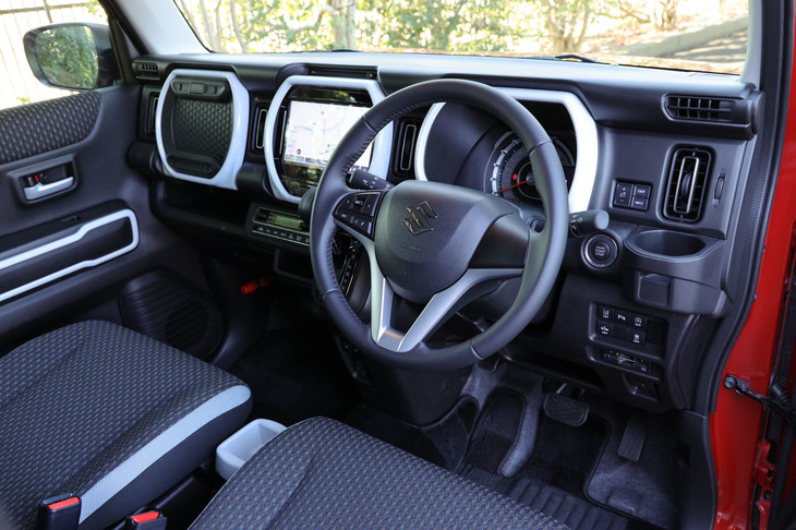 初代モデルとは大きく異なるインストゥルメントパネルデザインが採用された新型「ハスラー」。3つのカラーリムで、タフさや機能性を表現したという。