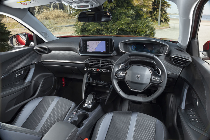 プジョー車でおなじみのステアリングホイールの上から見るようにメーターを配置した「iコックピット」は、立体表示のデジタルメーターを備えた「3D iコックピット」に進化。