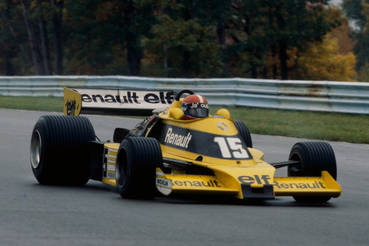 1977年のイギリスGPを走る、ジャン＝ピエール・ジャブイーユの駆る「ルノーRS01」。ターボチャージャーを搭載した初のF1マシンだった。