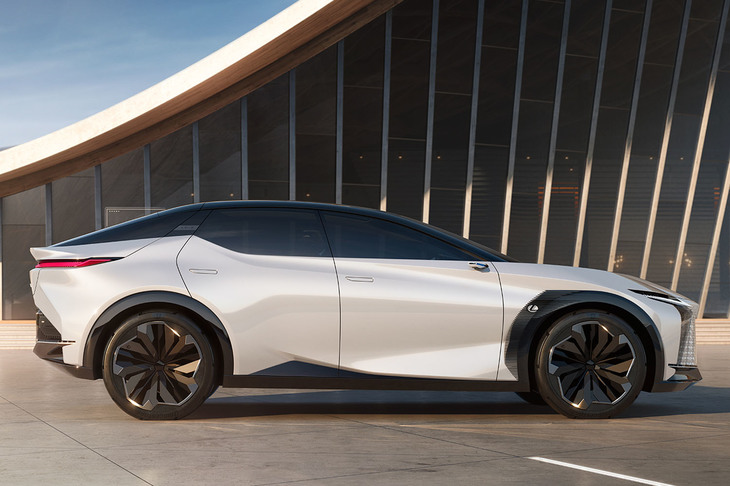 リアのドアオープナーも備わっているので、「LF-Zエレクトリファイド」は5ドアとなるようだ。