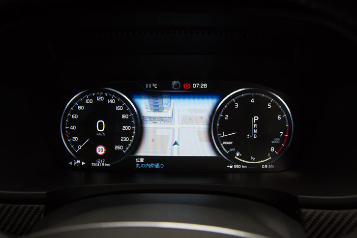 メーターパネルは12.3インチのフル液晶タイプ。起動時には「R-Design」のロゴが表示される。左の速度計の中には、カメラで読み取った制限速度30km/hの道路標識が表示されている。