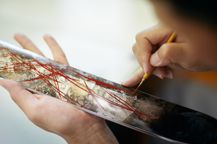 Kiwakoto（キワコト）とは、京都のA・STORYが展開する、伝統工芸を軸にプロダクトを企画開発・製造・販売するブランドであり、クルマのビスポークも手がけている。