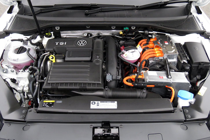 パワーユニットは1.4リッター直噴ターボエンジンと走行用モーターの組み合わせ。システム全体では最高出力218ps、最大トルク40.8kgmを発生する。