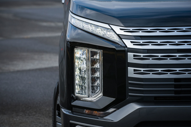 切れ長のポジションランプの下に、巨大な縦長のLEDヘッドランプユニットが配されている。