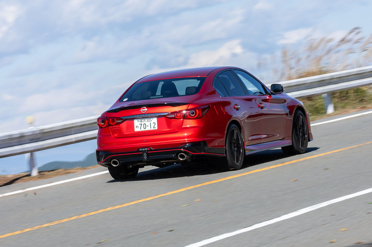 開発陣の目標どおりワインディングロードでもシャシーはビシッと安定している。ハイパワーのFR車でこうした味わいを生み出せるのはさすがだ。