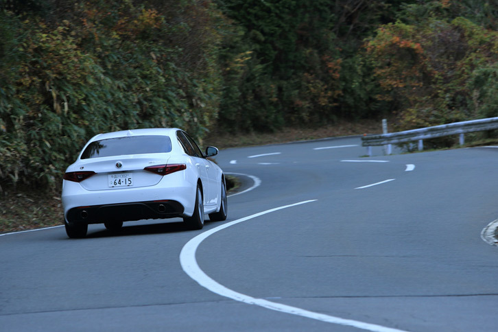 4WD車の車両重量は1670kg。同じ「ヴェローチェ」のFR車（1630kg）から重量増を40kgに抑えている。
