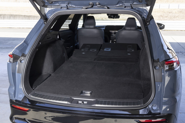後席格納時の荷室容量は1470リッター。奥まで荷物を押し込むのが大変なほどに広大かつフラットな空間だ。