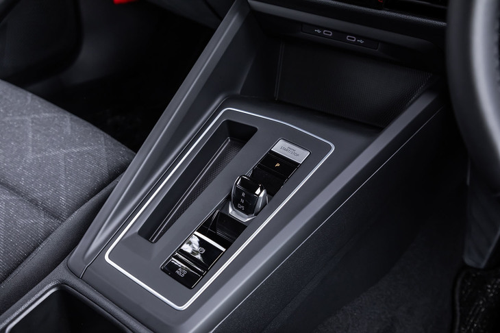センターコンソールパネルには、エンジンのスタート／ストップボタンやシフトセレクター、パーキングブレーキスイッチなどが整然と並ぶ。スマートフォンワイヤレスチャージングやUSBデバイス接続装置が全車に標準装備されている。