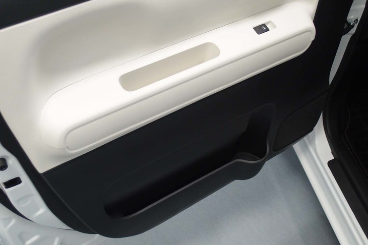 ダイハツ・ムーヴ キャンバス ストライプス（助手席側ドアのインナーパネル）