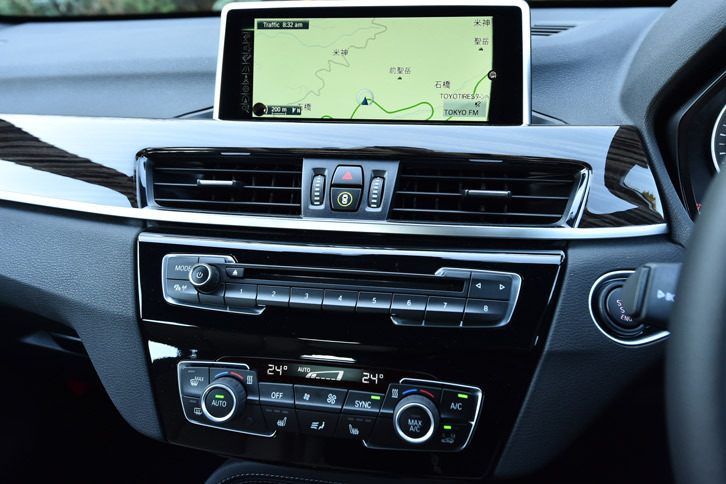 オーディオや空調の操作パネルなどが設けられたセンタークラスターまわり。「xライン」にはウッドとブラック塗装の、2種類の装飾パネルが用意される。