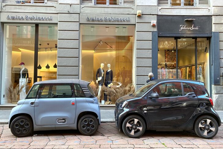 「スマートEQ8」（写真向かって右）と並んだ「アミ」（同左）。