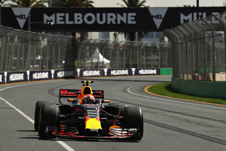 冬のテストと同じように、開幕戦でもメルセデス、フェラーリに後れをとったレッドブル。マックス・フェルスタッペン（写真）は予選と同じ順位の5位入賞と地味なリザルトしか残せなかった。それでも母国のヒーロー、ダニエル・リカルドに比べれば幸運だった。リカルドは予選中にスピン、クラッシュし、ギアボックス交換のペナルティーを受けての15番グリッド。決勝日はダミーグリッドに並ぶ前にコース上にストップ。ピットからスタートを切るも、ラップダウンでテールエンドを走行し続け、レース半ばにマシンが止まりリタイアした。（Photo=Red Bull Racing）