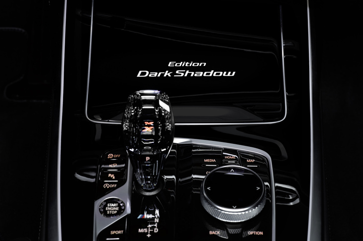 センターコンソール部分に備わる「Edition Dark Shadow」のロゴ。
