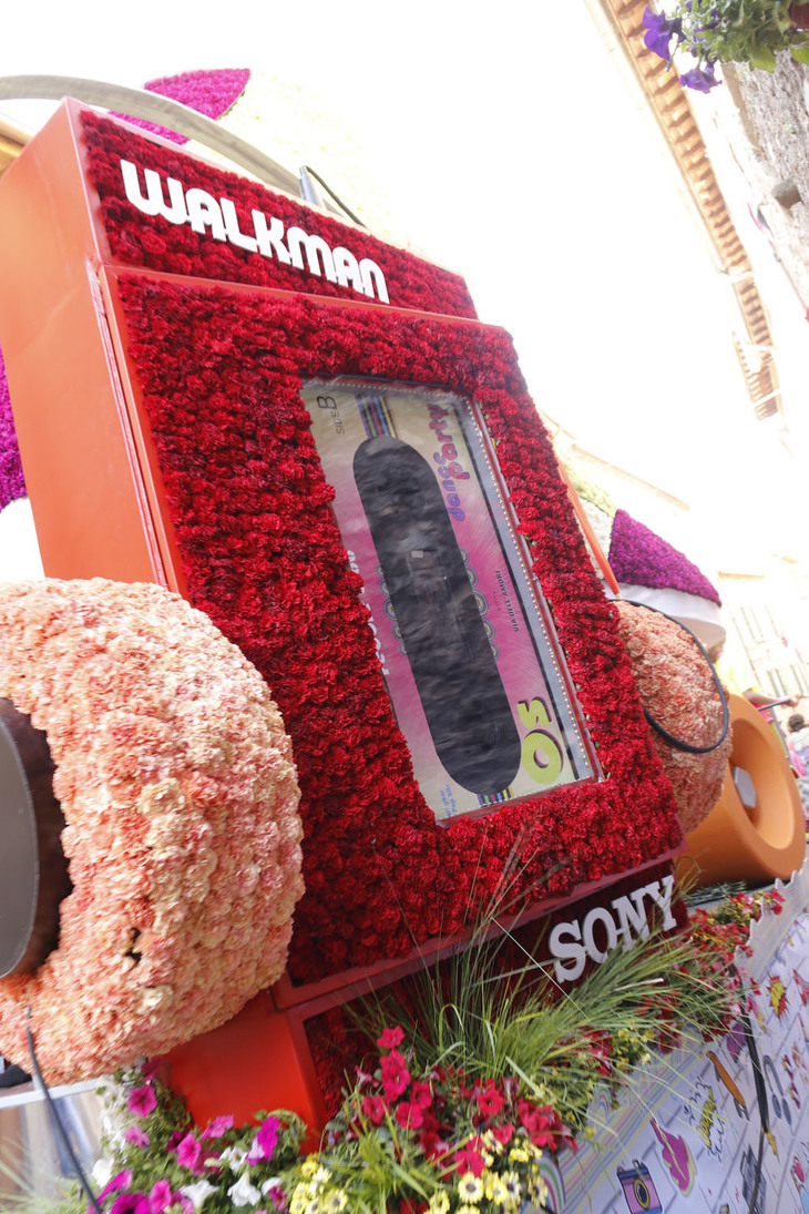 カーネーションでかたどった「ウォークマン」。SONYの文字もリアル。