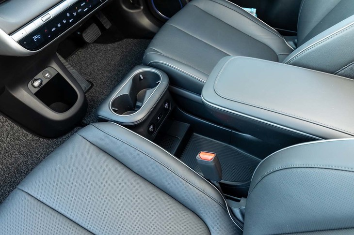 センターコンソールは前後に140mmスライドさせられる。後方に下げると、運転席・助手席間でのウオークスルーが可能になる。