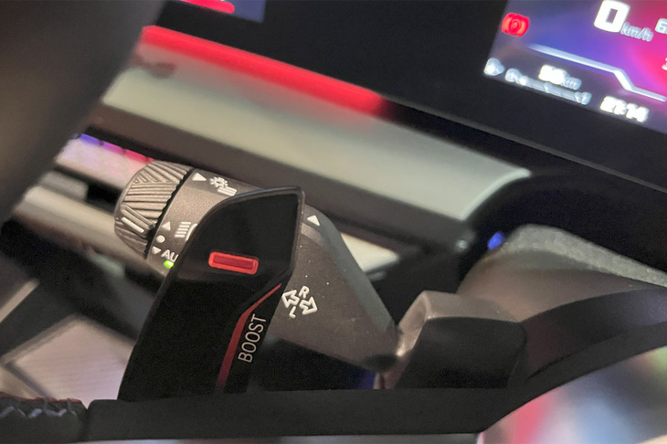 「M235 xDriveグランクーペ」には、シフトパドルの長引きで10秒間作動する「ブーストモード」が備わる。同モードの選択時は、「マルチディスプレイメーターパネル」内に作動時間がカウントダウン表示される。