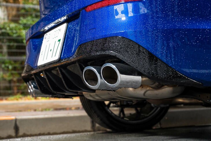 すご味の効いた音を放つ左右4本出しのクロームエキゾーストパイプ。外観における「ゴルフR」最大の特徴でもある。