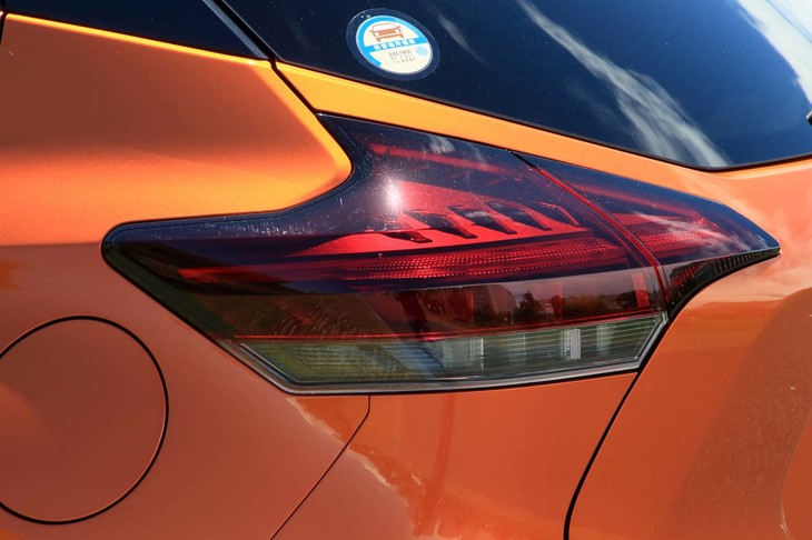 特徴的なブーメラン型のリアコンビランプ。ボディーカラーはモノトーンが9色で、ルーフをピュアブラックとした2トーンが4種類。計13色が選べる。