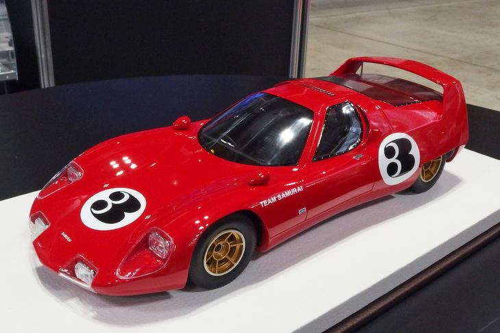エブロの1/18レジン製「ヒノ・サムライ」。1967年の第4回日本グランプリのためにレーシングカーデザイナーのピート・ブロックが製作したが、プラクティスでのエンジン換装による最低地上高不足で車検不合格となり、決勝の出走がかなわなかった幻のマシン。予定価格3万2400円。