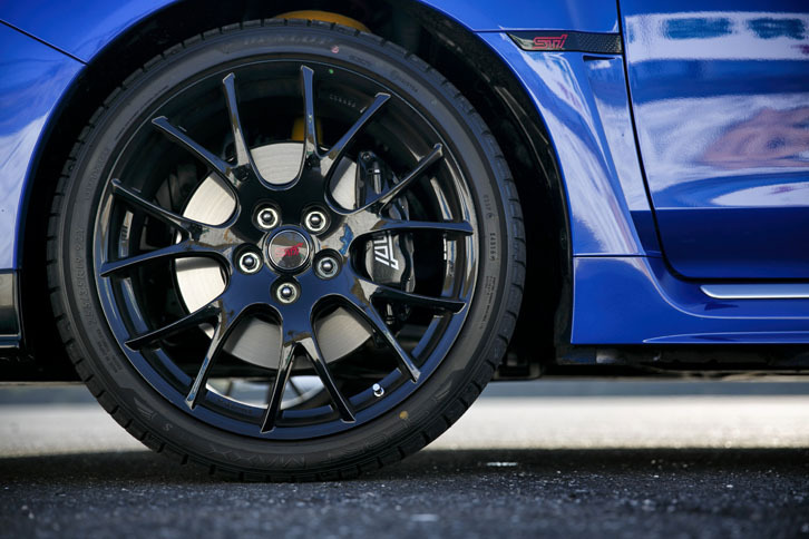 鍛造のBBS製19インチアルミホイール。「WRX S4 tS」にはシルバー、「NBR CHALLENGE PACKAGE」にはブラックのものが装着される。