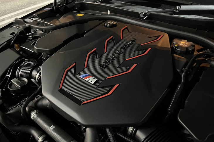 最高出力585PS、最大トルク750N・mの4.4リッターV8ツインターボエンジンと、8段ATのハウジングに組み込まれた駆動用モーター、容量22.1kWhの駆動用リチウムイオンバッテリーで構成されるプラグインハイブリッドシステムを搭載。そのシステム最高出力は727PS、同最大トルクは1000N・m！