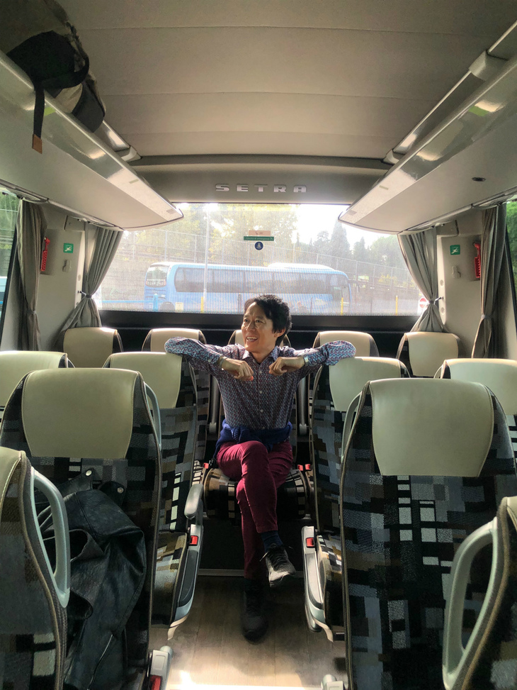 ローマには時刻表より早く到着したため、30分以上の停車時間が。持参した弁当を食べたあと、後部でくつろぐ筆者。