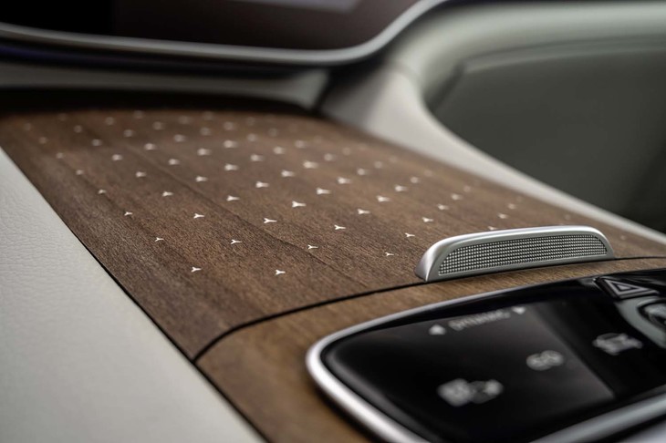 センターコンソールのウッドパネル上にはスリーポインテッドスターがちりばめられている。