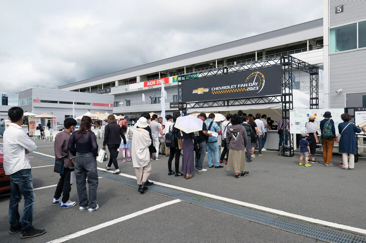 サーキットサファリなどの催しの受け付けには、長蛇の列が。受け付けの脇には会場の地図も用意されており、「次はどこへ行こうかしら」と眺める人も見受けられた。