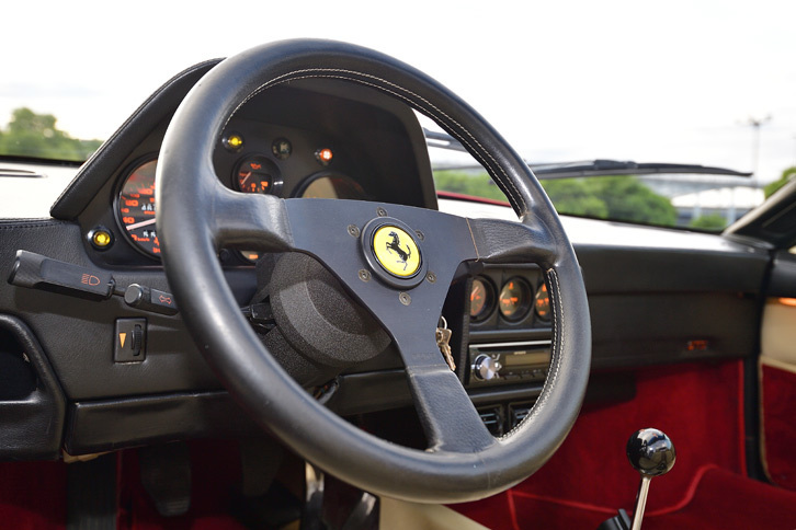 池沢早人師先生もその軽さに驚いた“赤い玉号”のステアリング。（写真＝池之平昌信）