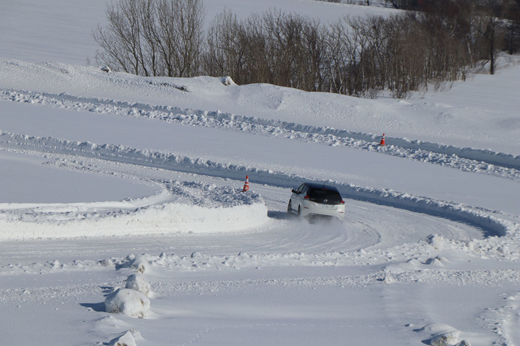 真っ白な雪上を気分よく走る電気自動車の「リーフ」。こちらも別日に撮影されたもの。