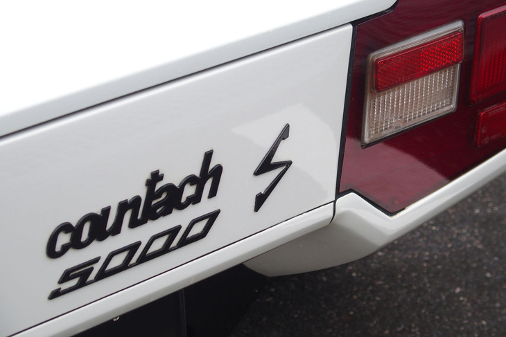 「ランボルギーニ・カウンタック」のエンブレム。