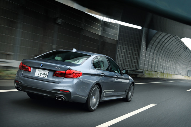 新型「5シリーズ」は空気抵抗の指標となるCd値を0.22に低減。低い空気抵抗は、走行時の騒音の発生を抑えるとともに、燃費性能の改善にも貢献している。