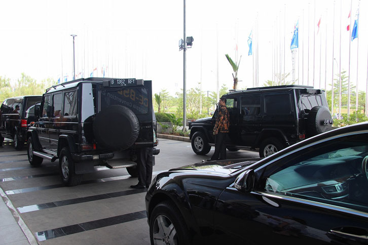 ところで、インドネシアで政府要人の移動に欠かせないクルマといえばメルセデスの「Gクラス」。隊列を作って移動するのですが、必ず数台のGクラスで要人が乗るクルマの前後を固めてガードするそうです。ちなみに現在、政府要人が乗るクルマの多くは「トヨタ・クラウン」。そんな国は、世界中でインドネシアだけじゃないですかね。いまの日本は「レクサスLS」か「センチュリー」、「アルファード」が定番ですし。