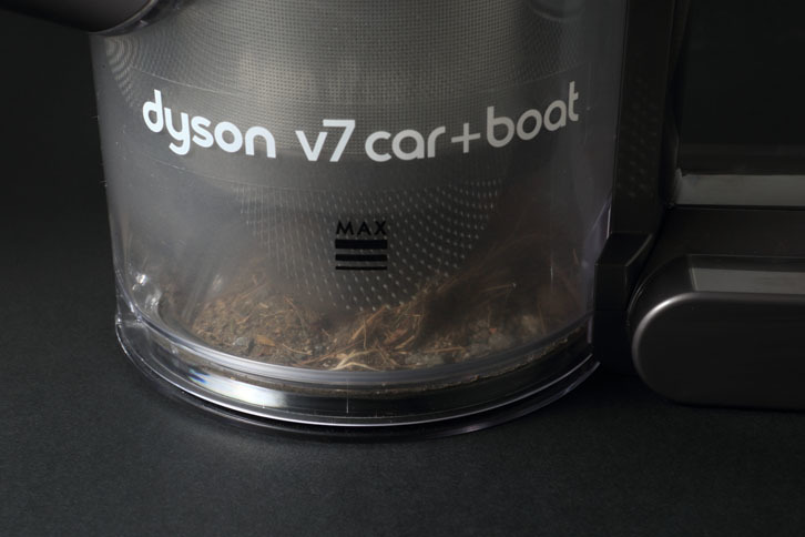 掃除を終えた「Dyson V7 Car＋Boat」の本体。透明なパーツが使われているため、集めたゴミの量や質が外側からもよくわかる。