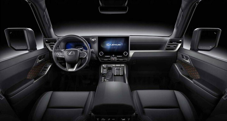 新型「ランドクルーザープラド」のコックピット周辺は、悪路でも車体の傾きが把握しやすい直線基調のデザインになるだろう。写真は兄弟車「レクサスGX」のもの。