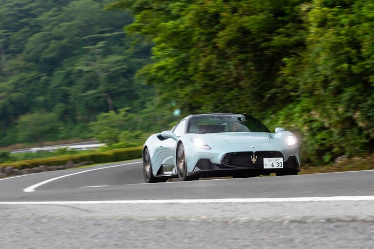 【マセラティMC20チェロ プリマセリエ ローンチ エディションのスペック】
	ボディーサイズ：全長×全幅×全高＝4670×1965×1215mm／ホイールベース：2700mm／車重：1750kg／駆動方式：MR／エンジン：3リッターV6 DOHC 24バルブ ターボ／トランスミッション：8段AT／最高出力：630PS（463kW）/7500rpm／最大トルク：730N・m（74.4kgf・m）/3000-5750rpm／タイヤ：（前）245/35ZR20 96Y／（後）305/30ZR20 103Y（ブリヂストン・ポテンザ スポーツ）／燃費：--km/リッター／価格：4438万円
	
	【取材時の燃費データ】
	テスト距離：439.9km（市街地1：高速道路7：山岳路2）／使用燃料：93.2リッター（ハイオクガソリン）／参考燃費：4.7km/リッター（満タン法）／2.9km/リッター（車載燃費計計測値）