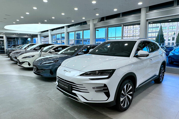 ブランドのCI戦略に基づいたBYDの専用ショールーム。向かって右手前は日本未導入のPHEV「シールU DM-i」。