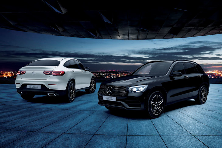 「メルセデス・ベンツGLC220d 4MATICナイトエディション」（右）と「GLC220d 4MATICクーペ ナイトエディション」（左）。