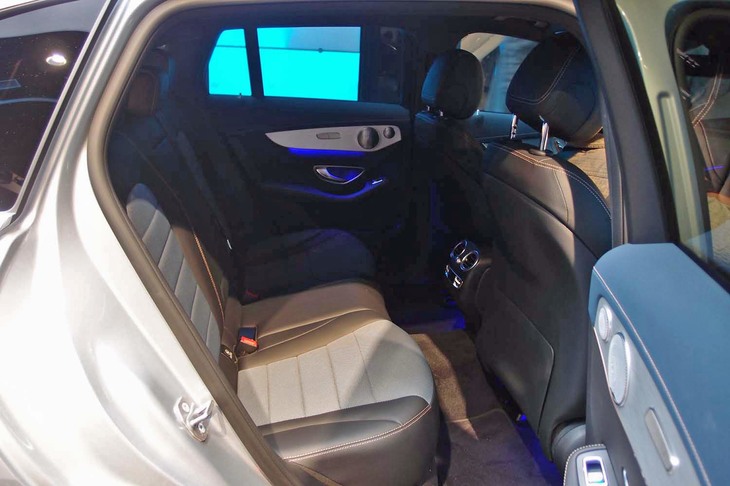 
	後席（写真）の背もたれは40：20：40の分割可倒式となっている。
	