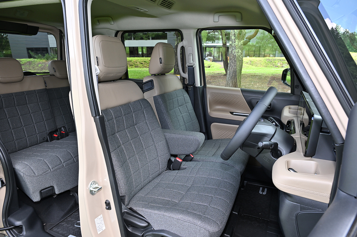 シートはレザー調素材とキルティング入りのウール調素材でアウトドア志向の仕上がり。先代やライバル車よりも着座位置を高く設定している。