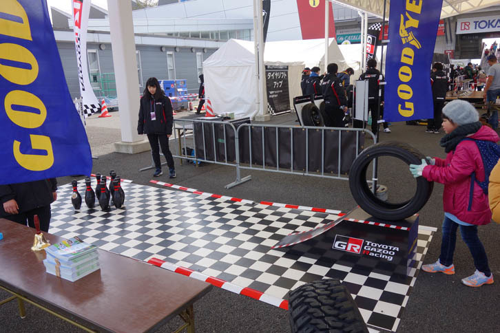 子どもたちを中心にイベント広場も盛り上がりをみせた。写真はタイヤを転がして行うボーリング。記者もトライしたが、見た目よりもかなり難しい種目で、結果はお察しの通り。