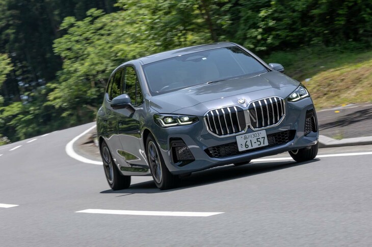 「BMW 2シリーズ アクティブツアラー」は2代目となる新型が2022年6月に日本でも発売に。今回の試乗車は1.5リッター直3ターボエンジンを搭載した「218i Mスポーツ」。