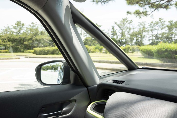 先代と同様、前後に枝分かれした「フィット」のAピラー。ただし新型は、前側のピラーを細くすることで前方視界を向上させている。