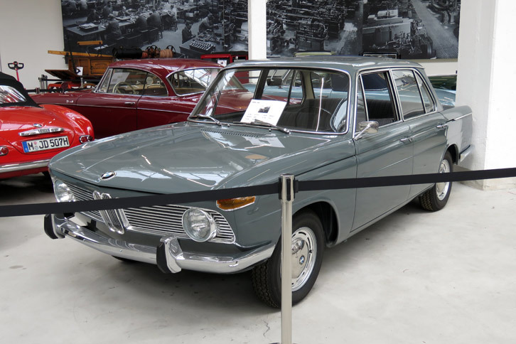 今日における「3シリーズ」や「5シリーズ」の直系の祖といわれるのが、1961年に登場した「BMW 1500」。“ノイエクラッセ”と呼ばれてもてはやされ、より大きなエンジンを搭載した「1800」「1600」「2000」が後に続いた。展示車は1963年式。